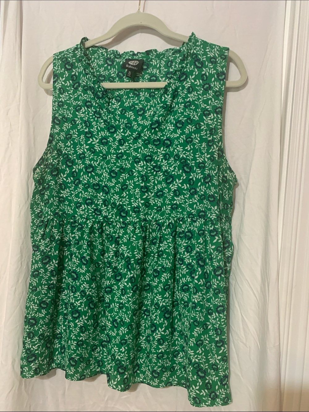 Bobeau XL sleeveless green floral notch front top